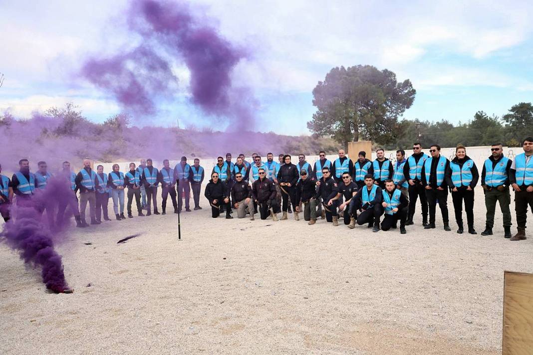 Yerli Lara Croft, karanlıkta hedefi 12'den vuruyor! Polis eğitmeni Nisa Aydın'ın müdahale teknikleri nefesleri kesiyor 26